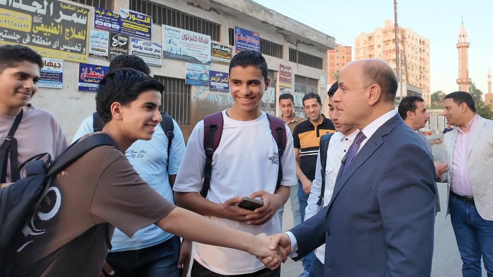 محافظ كفرالشيخ المواطن اولا ،,,يتفقد شوارع وميادين عاصمة المحافظة لمتابعة المرافق والخدمات.. ويستمع إلى طلبات ومقترحات الأهالي 557381655 779869144663221 6409668490278711054 n