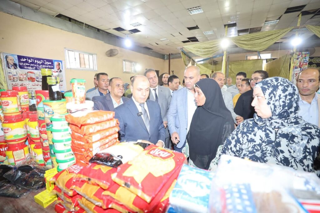 محافظ كفرالشيخ يتفقد سوق «اليوم الواحد» للسلع الغذائية والاستهلاكية بسيدي سالم whatsapp image 2025 10 07 at 21.59.32 5fea2a92