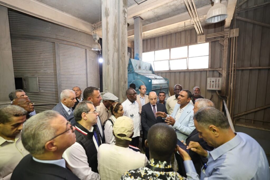 محافظ كفرالشيخ ووزراء ونواب وزراء الزراعة الأفارقة يتفقدون محطة غربلة تقاوي الأساس للأرز بسخا whatsapp image 2025 10 09 at 17.09.01 59bafcb1