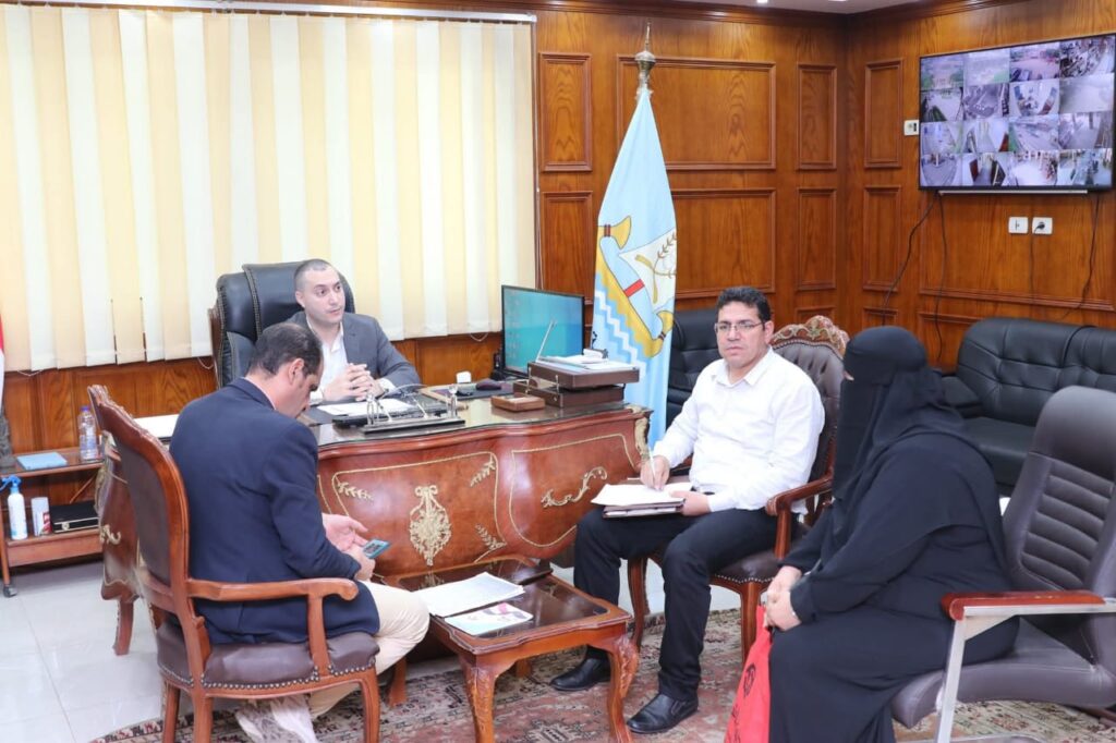 محافظ كفرالشيخ يوجّه ببحث عدد من طلبات وشكاوى المواطنين.. التواصل المباشر وحل مشاكلهم ميدانياً whatsapp image 2025 11 03 at 16.49.31 673f32ff