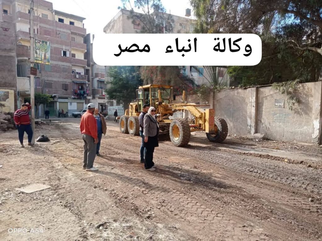 مهندس محمد ضبعون رئيس مركز ومدينه فوه يتابع أعمال الرصف بشارع الفتح بمركز فوه whatsapp image 2025 12 09 at 10.35.48 a29d7794
