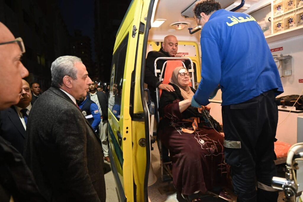 حافظ الغربية يتفاجأ بسيدة مسنّة تعثرت أثناء خروجها من اللجنة.. ويوقف جولته ويطلب سيارة الإسعاف فورًا ويظل بجوارها حتى وصولها whatsapp image 2025 12 17 at 18.25.09 49b0740a