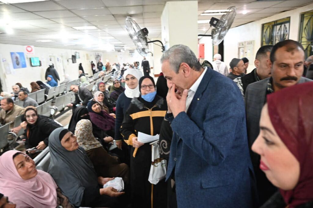 محافظ الغربية يقف بنفسه على شبابيك صيدليات التأمين الصحي بطنطا ويستمع لمطالب المرضى وكبار السن whatsapp image 2025 12 30 at 6.20.24 pm