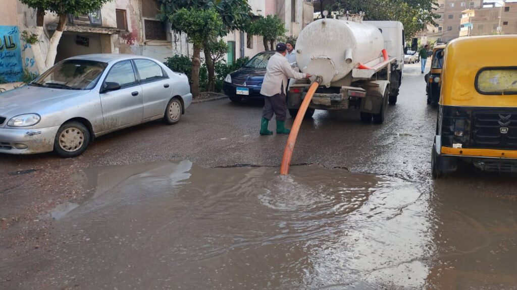 رفع تجمعات المياه المتراكمه بمركز ومدينة فوه whatsapp image 2025 12 31 at 8.45.19 am