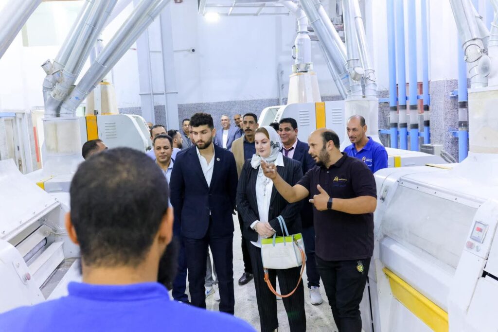 د رانيا شريف فى زيارة ميدانية لعدد من المصانع كتب ،،ناصر عبد الواحد. whatsapp image 2026 01 18 at 6.11.26 pm
