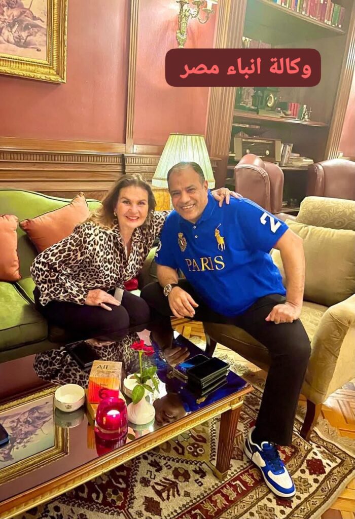 رجل الأعمال محمود ادريس يلتقى الفنانه يسرا بمهرجان السينما الافريقيه بالأقصر whatsapp image 2026 03 31 at 9.59.00 pm