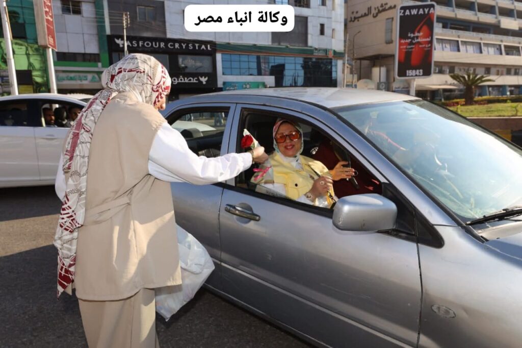 كفرالشيخ: توزيع الوروّد والهدايا وكروت تهنئة فخامة "الرئيس" على المارة احتفالاً بعيد الأضحى المبارك whatsapp image 2026 05 27 at 7.29.57 pm