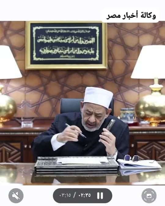 الشيخ احمد الطيب يهنئى طالبة بالتفوق قولي لوالدها فلان بيقولك مبروك .. ما أجمل تواضع فضيلة الإمام الأكبر lll